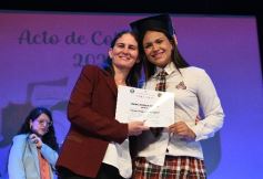 Foto de la galería: Los alumnos de los 5° de la Madre de la Misericordia con felicidad y nostalgia recibieron sus diplomas 