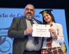 Foto de la galería: Los alumnos de los 5° de la Madre de la Misericordia con felicidad y nostalgia recibieron sus diplomas 