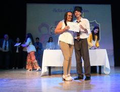 Foto de la galería: Los alumnos de los 5° de la Madre de la Misericordia con felicidad y nostalgia recibieron sus diplomas 