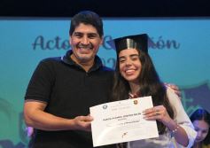 Foto de la galería: Los alumnos de los 5° de la Madre de la Misericordia con felicidad y nostalgia recibieron sus diplomas 