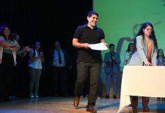 Foto de la galería: Los alumnos de los 5° de la Madre de la Misericordia con felicidad y nostalgia recibieron sus diplomas 