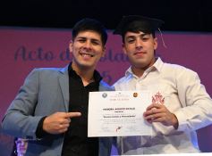 Foto de la galería: Los alumnos de los 5° de la Madre de la Misericordia con felicidad y nostalgia recibieron sus diplomas 