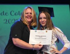 Foto de la galería: Los alumnos de los 5° de la Madre de la Misericordia con felicidad y nostalgia recibieron sus diplomas 