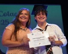 Foto de la galería: Los alumnos de los 5° de la Madre de la Misericordia con felicidad y nostalgia recibieron sus diplomas 