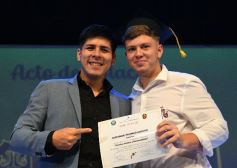 Foto de la galería: Los alumnos de los 5° de la Madre de la Misericordia con felicidad y nostalgia recibieron sus diplomas 