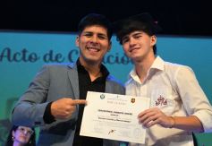 Foto de la galería: Los alumnos de los 5° de la Madre de la Misericordia con felicidad y nostalgia recibieron sus diplomas 