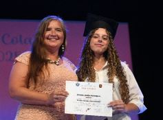 Foto de la galería: Los alumnos de los 5° de la Madre de la Misericordia con felicidad y nostalgia recibieron sus diplomas 