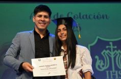 Foto de la galería: Los alumnos de los 5° de la Madre de la Misericordia con felicidad y nostalgia recibieron sus diplomas 