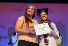 Foto de la galería: Los alumnos de los 5° de la Madre de la Misericordia con felicidad y nostalgia recibieron sus diplomas 