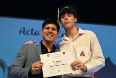 Foto de la galería: Los alumnos de los 5° de la Madre de la Misericordia con felicidad y nostalgia recibieron sus diplomas 