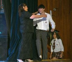 Foto de la galería: Los alumnos de los 5° de la Madre de la Misericordia con felicidad y nostalgia recibieron sus diplomas 