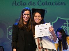 Foto de la galería: Los alumnos de los 5° de la Madre de la Misericordia con felicidad y nostalgia recibieron sus diplomas 