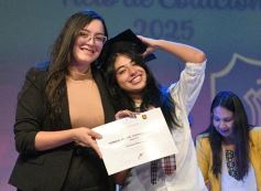 Foto de la galería: Los alumnos de los 5° de la Madre de la Misericordia con felicidad y nostalgia recibieron sus diplomas 