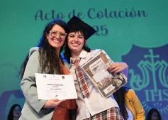 Foto de la galería: Los alumnos de los 5° de la Madre de la Misericordia con felicidad y nostalgia recibieron sus diplomas 