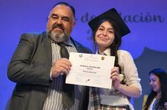 Foto de la galería: Los alumnos de los 5° de la Madre de la Misericordia con felicidad y nostalgia recibieron sus diplomas 