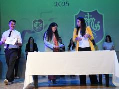 Foto de la galería: Los alumnos de los 5° de la Madre de la Misericordia con felicidad y nostalgia recibieron sus diplomas 