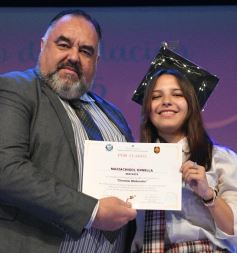 Foto de la galería: Los alumnos de los 5° de la Madre de la Misericordia con felicidad y nostalgia recibieron sus diplomas 