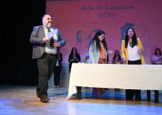 Foto de la galería: Los alumnos de los 5° de la Madre de la Misericordia con felicidad y nostalgia recibieron sus diplomas 