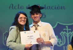 Foto de la galería: Los alumnos de los 5° de la Madre de la Misericordia con felicidad y nostalgia recibieron sus diplomas 