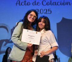 Foto de la galería: Los alumnos de los 5° de la Madre de la Misericordia con felicidad y nostalgia recibieron sus diplomas 