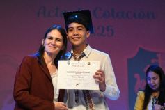 Foto de la galería: Los alumnos de los 5° de la Madre de la Misericordia con felicidad y nostalgia recibieron sus diplomas 