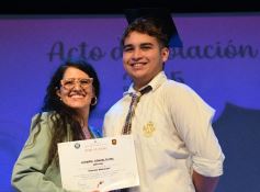 Foto de la galería: Los alumnos de los 5° de la Madre de la Misericordia con felicidad y nostalgia recibieron sus diplomas 