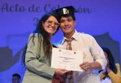 Foto de la galería: Los alumnos de los 5° de la Madre de la Misericordia con felicidad y nostalgia recibieron sus diplomas 