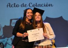 Foto de la galería: Los alumnos de los 5° de la Madre de la Misericordia con felicidad y nostalgia recibieron sus diplomas 
