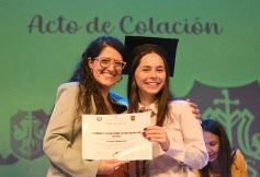 Foto de la galería: Los alumnos de los 5° de la Madre de la Misericordia con felicidad y nostalgia recibieron sus diplomas 