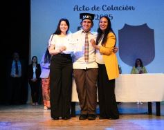 Foto de la galería: Los alumnos de los 5° de la Madre de la Misericordia con felicidad y nostalgia recibieron sus diplomas 