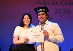 Foto de la galería: Los alumnos de los 5° de la Madre de la Misericordia con felicidad y nostalgia recibieron sus diplomas 