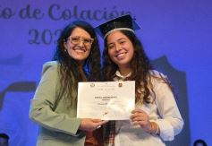 Foto de la galería: Los alumnos de los 5° de la Madre de la Misericordia con felicidad y nostalgia recibieron sus diplomas 