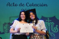 Foto de la galería: Los alumnos de los 5° de la Madre de la Misericordia con felicidad y nostalgia recibieron sus diplomas 