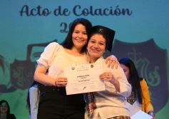 Foto de la galería: Los alumnos de los 5° de la Madre de la Misericordia con felicidad y nostalgia recibieron sus diplomas 