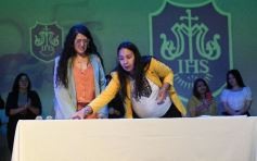 Foto de la galería: Los alumnos de los 5° de la Madre de la Misericordia con felicidad y nostalgia recibieron sus diplomas 