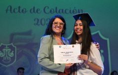 Foto de la galería: Los alumnos de los 5° de la Madre de la Misericordia con felicidad y nostalgia recibieron sus diplomas 