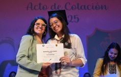 Foto de la galería: Los alumnos de los 5° de la Madre de la Misericordia con felicidad y nostalgia recibieron sus diplomas 