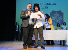 Foto de la galería: Los alumnos de los 5° de la Madre de la Misericordia con felicidad y nostalgia recibieron sus diplomas 