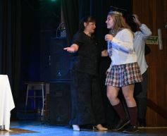 Foto de la galería: Los alumnos de los 5° de la Madre de la Misericordia con felicidad y nostalgia recibieron sus diplomas 