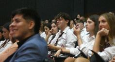 Foto de la galería: Los alumnos de los 5° de la Madre de la Misericordia con felicidad y nostalgia recibieron sus diplomas 