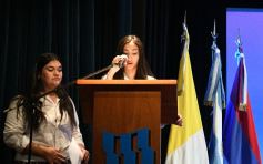 Foto de la galería: Los alumnos de los 5° de la Madre de la Misericordia con felicidad y nostalgia recibieron sus diplomas 