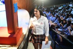Foto de la galería: Los alumnos de los 5° de la Madre de la Misericordia con felicidad y nostalgia recibieron sus diplomas 