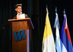 Foto de la galería: Los alumnos de los 5° de la Madre de la Misericordia con felicidad y nostalgia recibieron sus diplomas 