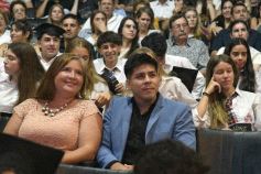 Foto de la galería: Los alumnos de los 5° de la Madre de la Misericordia con felicidad y nostalgia recibieron sus diplomas 