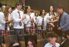 Foto de la galería: Los alumnos de los 5° de la Madre de la Misericordia con felicidad y nostalgia recibieron sus diplomas 