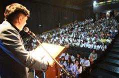 Foto de la galería: Los alumnos de los 5° de la Madre de la Misericordia con felicidad y nostalgia recibieron sus diplomas 