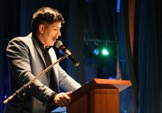 Foto de la galería: Los alumnos de los 5° de la Madre de la Misericordia con felicidad y nostalgia recibieron sus diplomas 