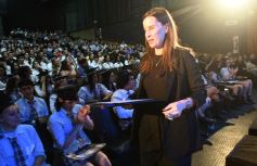 Foto de la galería: Los alumnos de los 5° de la Madre de la Misericordia con felicidad y nostalgia recibieron sus diplomas 