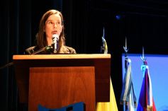 Foto de la galería: Los alumnos de los 5° de la Madre de la Misericordia con felicidad y nostalgia recibieron sus diplomas 
