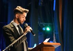 Foto de la galería: Los alumnos de los 5° de la Madre de la Misericordia con felicidad y nostalgia recibieron sus diplomas 